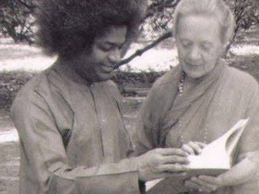 Sri Satya Sai Baba With Indra Devi