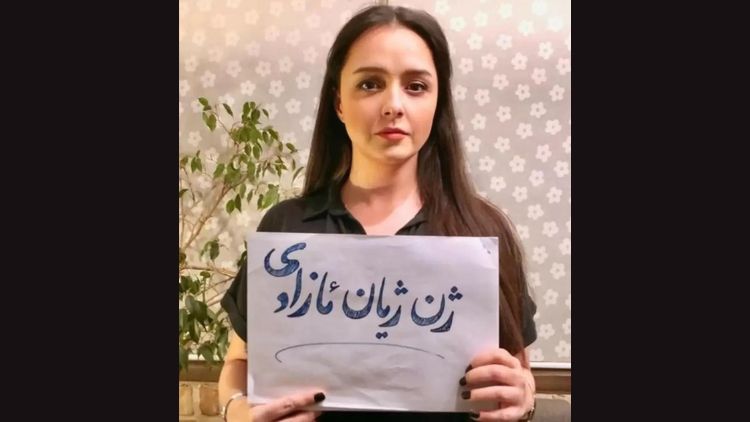 Taraneh Alidoosti, An Iranian Actress, Stands Without Her Headscarf In Support Of Anti-Hijab Demonstrations