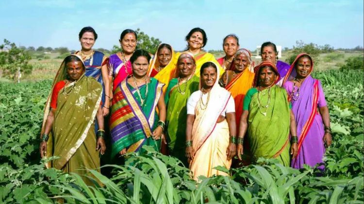 Chetna Gala Sinha, Founder Of India'S First Rural Women'S Cooperative Bank, Standing With A Group Of Rural Women On An Agricultural Field Posing For A Photograph