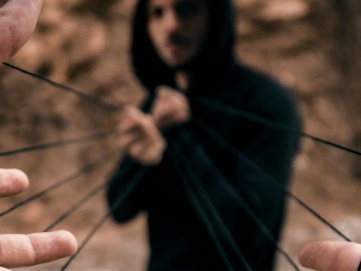 Signs He Is Manipulating You Emotionally