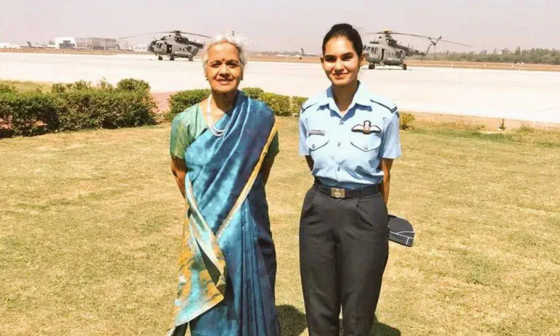 The Inspiring Journey Of Dr Padmavathy Bandopadhyay Who Was India’s First Woman Air Marshal 2 Air Marshal Padma Bandopadhyay (Retd.) And Flying Officer Avani Chaturvedi Standing Side By Side, With Avani Wearing Her Indian Air Force Uniform And Padma Wearing A Saree.