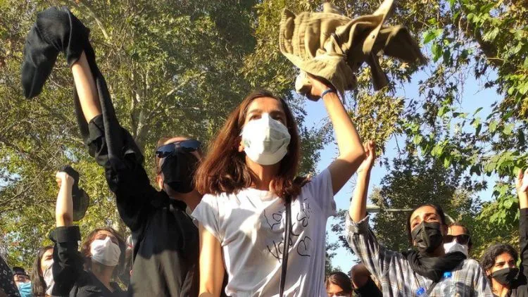 Young Women Across Iran Demonstrate Against The Government For A Fifth Week, Chanting &Quot;Guns, Tanks, And Mullahs Must Go&Quot; 1 Young Women Across Iran Demonstrate Against The Government For A Fifth Week, Chanting “Guns, Tanks, And Mullahs Must Go”