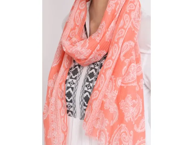 Flaunt Your Curves: 13 Fashion Tips For The Stylish Curvy Indian Woman 10 Scarves