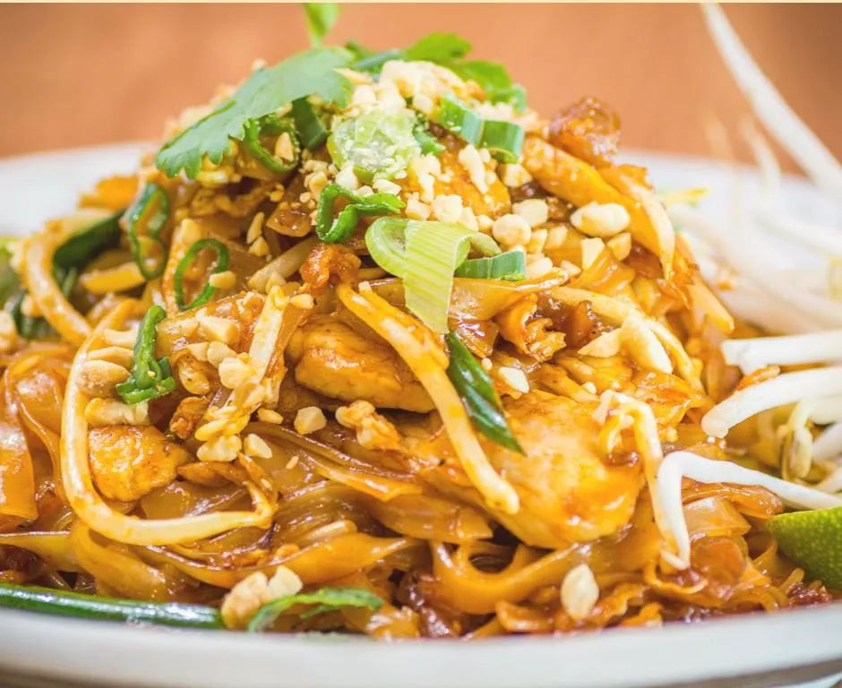 Top 10 Must-Try Street Foods Around The World 2 Pad Thai