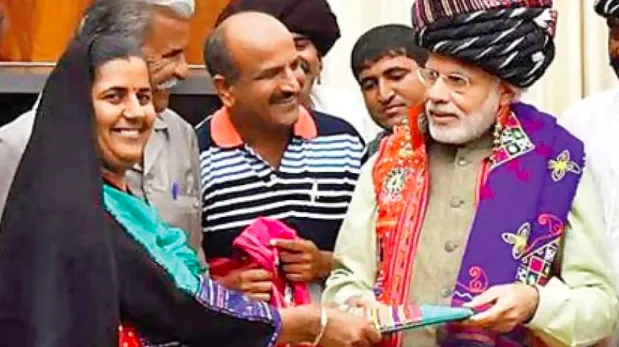 From Nomadic Girl To Queen Of Kutch: How Pabiben Rabari Transformed Traditional Embroidery Into A Global Empowerment Movement 5 Pabi Ben With Modi